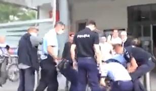 Șase polițiști au pus la pământ și au încătușat un bătrân care a refuzat să i se ia temperatura, la supermarket, în București (video)