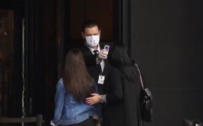 Tot mai mulți români contestă măsurarea temperaturii la intrarea în magazine