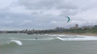 Vântul puternic aduce pasionații de kiteing la mare