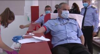 Polițiștii locali din Târgu Jiu au donat sânge și măști de protecție, de ziua lor