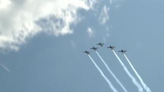 Cadrele medicale care luptă cu coronavirusul, omagiate de la înălţime de piloţi