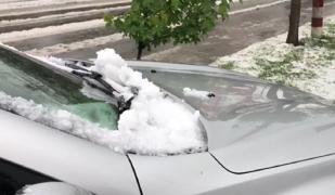 Bucăți de gheață căzute din cer la Câmpia Turzii: "Fac un om de zăpadă!" (video)