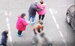 Tânără cu dizabilități, împinsă din scaunul cu rotile după un scandal izbucnit într-un mijloc de transport în comun (Video)