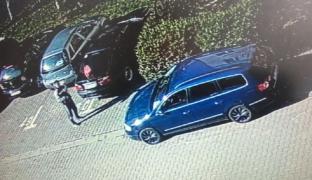 O tânără din Alba Iulia a pierdut darul de nuntă în parcare. Cel care a pus mâna pe geanta cu bani, filmat de camerele video