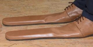 Un cizmar din Cluj a inventat pantofii de distanțare socială (Video)