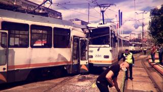Două tramvaie s-au ciocnit frontal în București, șase călători au ajuns la spital