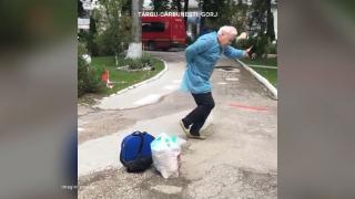 Un bărbat a jucat sârba de bucurie după ce a scăpat de Covid-19, în Gorj