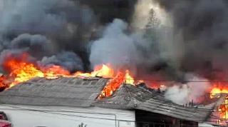 Incendiu puternic în Iași, fabrică de ciorapi în flăcări