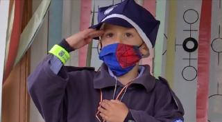 Surpriză de proporţii pentru un băieţel din Gorj. De ziua lui, David s-a trezit cu mascaţii la poartă