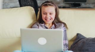 Educație online la nivel de excelență datorită profesorilor de la Clubul de Excelenţă al Fundaţiei Dan Voiculescu