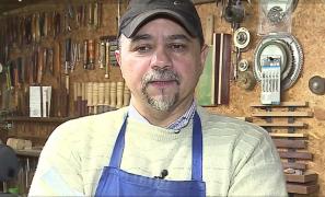 Un lutier renumit din Reghin îşi vindecă suferinţa prin muncă, după ce şi-a pierdut soţia infectată cu Covid-19