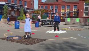 Elevii din Europa vor din nou la școală, țările relaxează restricțiile cu prudență