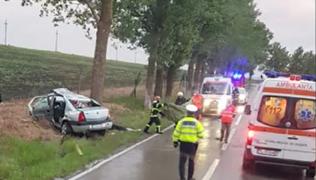 O adolescentă de 16 ani şi-a pierdut viaţa după ce maşina în care se afla s-a înfipt într-un copac