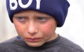 Focul i-a mistuit casa şi i-a furat zâmbetul. Gabriel a rămas fără singura lui comoară: o pereche de adidaşi