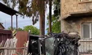 Un tânăr care de-abia şi-a luat carnetul era să dărâme o casă