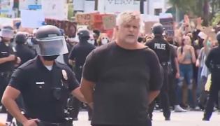 Furie și foc, a cincea zi de proteste în SUA, după ce un bărbat a murit în timpul unei arestări