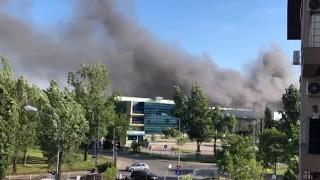 Incendiu puternic la două hale din București. 16 autospeciale de pompieri au intervenit
