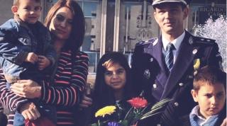 Un tată polițist din Hunedoara, ținut de pandemie departe de copiii lui, s-a întors acasă de 1 iunie (Video)