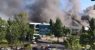 Două hale din București au ars ore întregi, înregistrându-se o mare degajare de fum (Video)