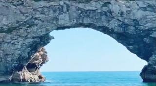 Mai mulţi tineri s-au rănit, în Anglia, după ce au sărit de pe stânci în apă (Video)