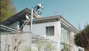 Un celebru biciclist și-a transformat casa și curtea în traseu de competiție (Video)