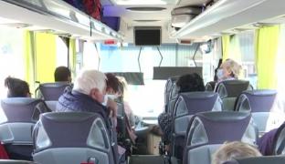 Zeci de români, repatriați cu autocarul din Germania și Austria