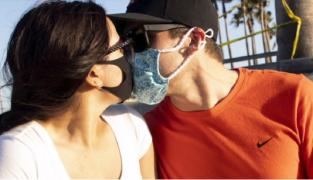 Oamenii de știință recomandă purtarea măștilor de protecție în timpul momentelor intime