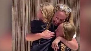 Reuniune emoționantă între o asistentă medicală și fetele ei, după 9 săptămâni de luptă cu SARS-CoV-2