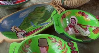 Licențiat în drept și economie, un bărbat din Craiova a ales o altă cale: sculptează mobilier tradițional din lemn