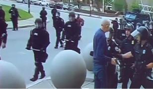 Bătrân în stare gravă, după ce a fost bruscat de polițiști în timpul protestelor din Statele Unite (Video)