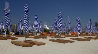 Primii turiști au ajuns deja pe litoral. Cu cât se poate închiria un şezlong şi ce reguli trebuie respectate (Video)