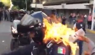 Un polițist a fost incendiat în Mexic