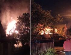 Flăcări înalte au mistuit o casă din Comarnic. Incendiul s-a extins și la un service auto (Video)