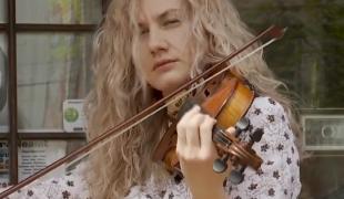 Muzică la vioară în sprijinul antreprenorilor afectaţi de criza de coronavirus, la Piatra Neamț