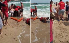 Bărbat salvat de la înec, în Eforie Nord, după ce s-a aventurat în marea agitată să-și recupereze pălăria (Video)