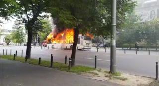 Un troleibuz a luat foc pe Bulevardul Lascăr Catargiu din Capitală (Video)