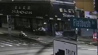 Atentat terorist în toiul protestelor din SUA. Trei poliţişti au fost răniţi