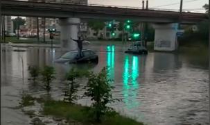 Furtuna a făcut prăpăd în Arad. Un bărbat s-a baricadat pe capota mașinii de teama puhoaielor