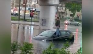 Ploile torențiale au făcut prăpăd în vestul țării