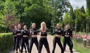 Andreea Ignat a lansat single-ul „Pe tocuri franțuzești”