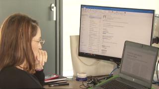 Studiu: Românii petrec jumătate din viață la muncă