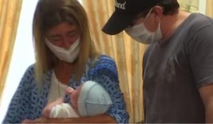 Zeci de părinţi şi-au strâns în braţe, pentru prima dată, bebeluşii născuţi din mame-surogat în Ucraina (Video)