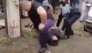Un polițist murise, la Reșița, înainte ca un alt agent să fie filmat cu piciorul pe gâtul unui tânăr care era încătușat (video)