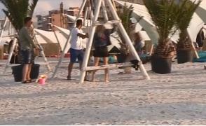 Turiştii se pregatesc de un nou weekend cu petreceri la malul mării (Video)