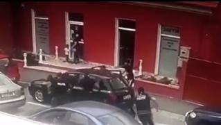 Momentul când trei bărbați și o femeie sunt scoși din mașină și încătușați de polițiști, pe stradă, la Sibiu (Video)