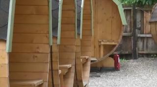 Cazare la butoi sau într-un cort de lux, în Braşov
