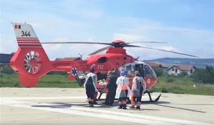 Fata incendiată în Mehedinți, transferată cu elicopterul la Craiova. Adolescenta este în stare critică (Video)