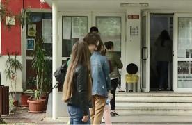 Trei elevi prinși când încercau să copieze cu telefonul mobil la examenul pentru Evaluarea Națională