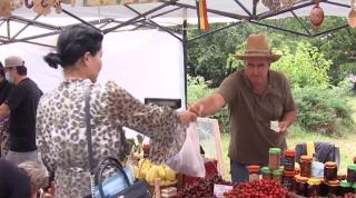 S-au redeschis târgurile populare. Ce delicatese româneşti au fost pregătite