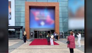 Românii s-au înghesuit în magazinele cu haine, după redeschiderea mall-urilor